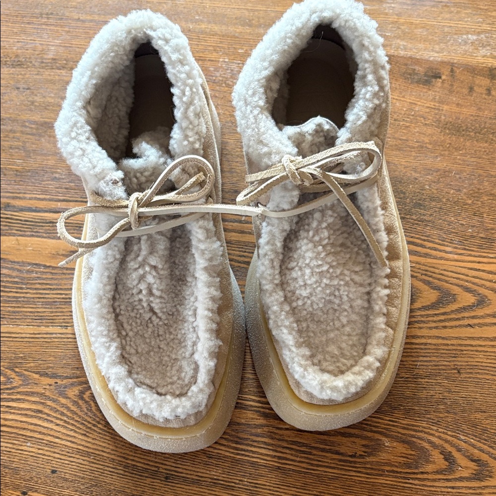 Clark’s Zara collab Cozy Sherpa-Lined ankle boots; sandy brown; sz 7.5